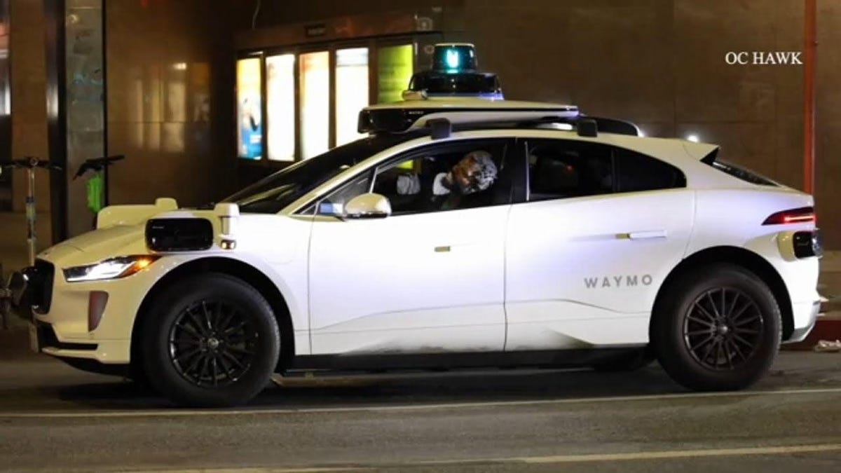 مردی سعی می کند یک تاکسی خودران را ربوده و به جای آن آن را از LAPD می گیرد