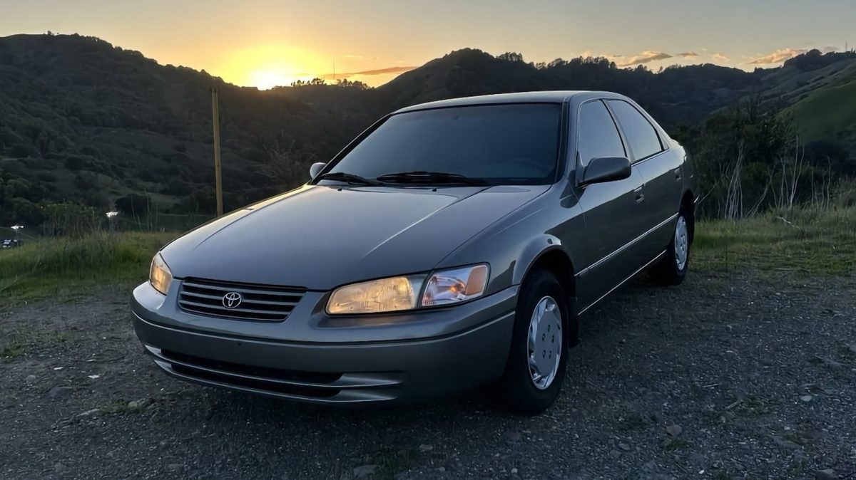 با قیمت 3400 دلار ، آیا تویوتا کمری در سال 1998 معامله مهیج است؟