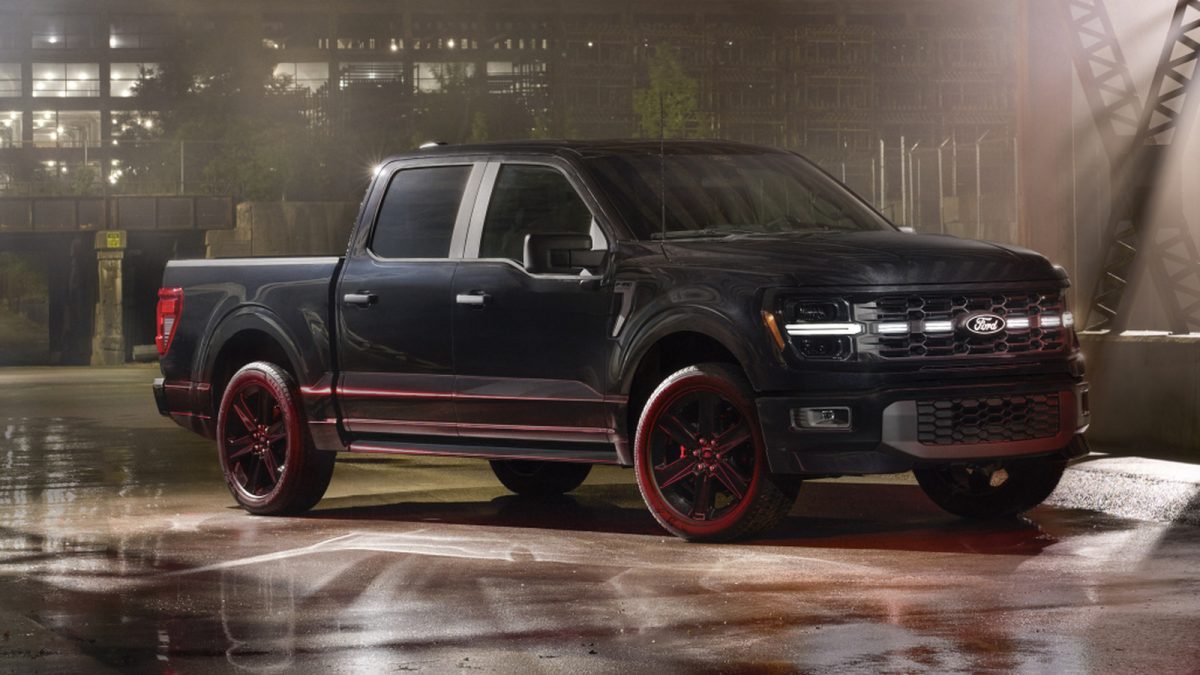 2025 Ford F-150 Lobo از نظر تهاجمی کمتری و آویز عقب پایین تر دارد ، اما هیچ قدرت اضافی از ظرفیت V8 وجود ندارد