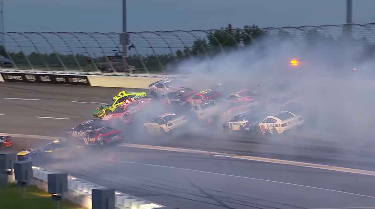 بزرگ نیمی از میدان NASCAR را در آتلانتا جمع می کند ، مسیری که دوباره طراحی شده است تا بقایای بزرگی مانند این ایجاد شود