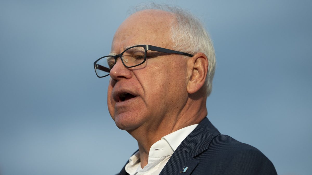 حاکم تیم والز یک مرد DIY است که خود خود را جایگزین درب دوست می کند