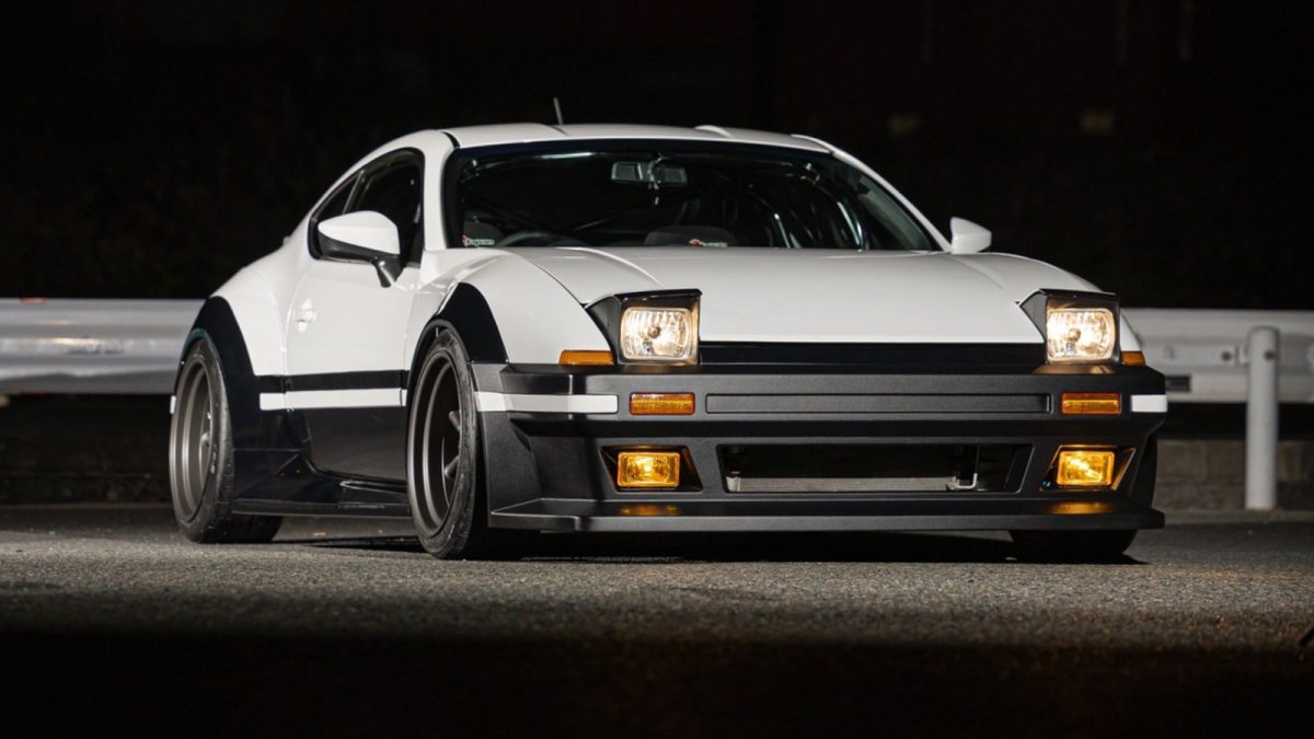 کیت بدنه به سبک AE86 چراغ های جلوی پاپ آپ تویوبارو و سپرهای درشت واقعی را ارائه می دهد.